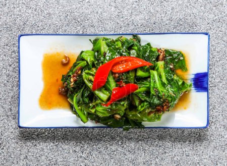 thailändisch gebratener thailändischer Kohl mit Weißkohl, Grünkohl und rotem Pfeffer, serviert in einer Tabletteschüssel isoliert auf grauem Hintergrund von oben, hong kong gesunde grüne Lebensmittel