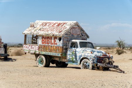 Téléchargez les photos : The Wagon at Salvation Mountain - Slab City, CA . Photo de haute qualité - en image libre de droit