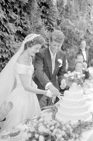 Foto de USA, 1953. Jacqueline Bouvier y John Kennedy cortando el pastel en su boda, Black & white Restored.JFK, 35º presidente de Estados Unidos. Nacido en 1917, fue conocido por su carisma y liderazgo durante la Guerra. Asesinado en 1963 en Dallas, Texas. - Imagen libre de derechos