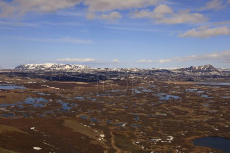 Myvatn es un lago poco profundo situado en una zona de volcanismo activo en el norte de Islandia, cerca del volcán Krafla. Tiene una alta actividad biológica.