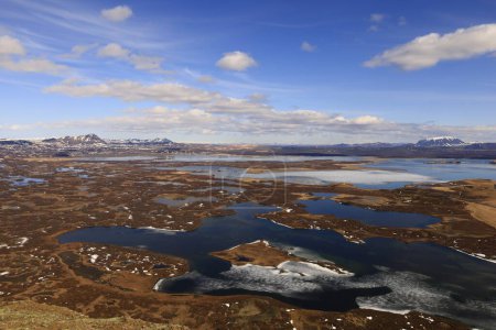 Myvatn ist ein flacher See in einem Gebiet mit aktivem Vulkanismus im Norden Islands, in der Nähe des Vulkans Krafla. Es hat eine hohe biologische Aktivität