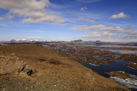 Myvatn est un lac peu profond situé dans une zone de volcanisme actif dans le nord de l'Islande, près du volcan Krafla. Il a une forte activité biologique