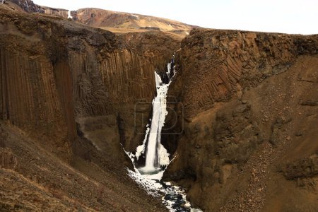 Foto de Litlanesfoss es una cascada en Hengifoss en Fljotsdalur, Islandia Oriental - Imagen libre de derechos
