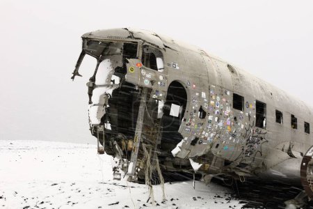 Foto de Perdido en las arenas del Solheimasandur, en el extremo sur de Islandia, se encuentra el naufragio de los aviones DC3 del Ejército de EE.UU. - Imagen libre de derechos