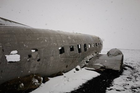 Foto de Perdido en las arenas del Solheimasandur, en el extremo sur de Islandia, se encuentra el naufragio de los aviones DC3 del Ejército de EE.UU. - Imagen libre de derechos
