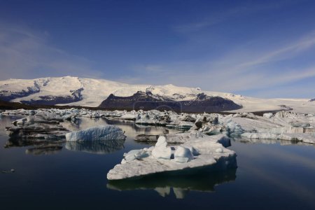 Foto de Jokulsarlon es un gran lago glaciar en la parte sur del Parque Nacional Vatnajokull en el sur de Islandia. - Imagen libre de derechos