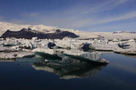 Foto de Jokulsarlon es un gran lago glaciar en la parte sur del Parque Nacional Vatnajokull en el sur de Islandia. - Imagen libre de derechos