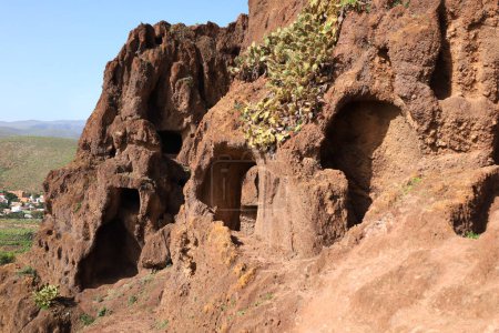 Téléchargez les photos : Le site Four Doors est un complexe de grottes dans le sud de la municipalité de Telde, Gran Canaria. - en image libre de droit