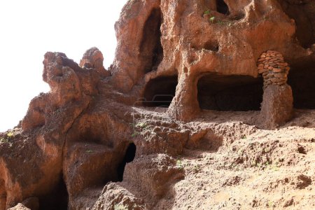 Téléchargez les photos : Le site Four Doors est un complexe de grottes dans le sud de la municipalité de Telde, Gran Canaria. - en image libre de droit