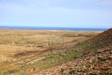 Foto de Vista desde el volcán Bayuyo situado en el norte de la isla de Fuerteventura, cerca de la ciudad de Lajares, - Imagen libre de derechos