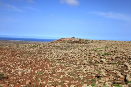 Téléchargez les photos : Vue depuis le volcan Bayuyo situé au nord de l'île de Fuerteventura, près de la ville de Lajares, - en image libre de droit