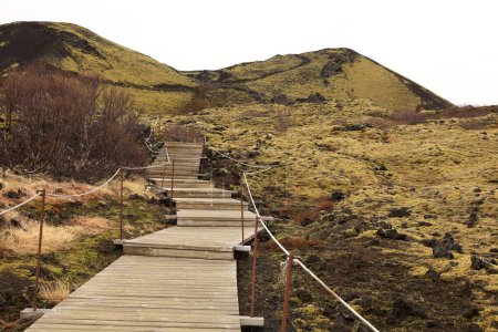 Téléchargez les photos : Le cratère de Grabrok, Grabrokargigar, est une aire naturelle protégée depuis 1962 dans la région de Borgarfjor, dans l'ouest de l'Islande.. - en image libre de droit