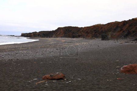 Téléchargez les photos : Djupalonssandur, à Saefellsnes, est une plage de sable noir au pied du glacier Snaefellsjokull célèbre pour ses formations rocheuses spectaculaires - en image libre de droit