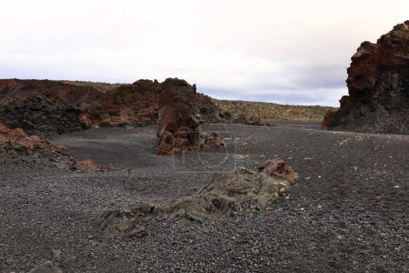 Téléchargez les photos : Djupalonssandur, à Saefellsnes, est une plage de sable noir au pied du glacier Snaefellsjokull célèbre pour ses formations rocheuses spectaculaires - en image libre de droit