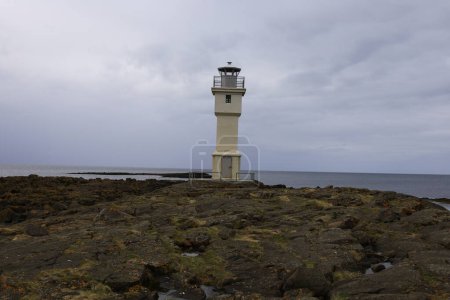 Téléchargez les photos : Vue sur le phare d'Akranes situé sur la côte ouest de l'Islande, à environ 50 km au nord de la capitale Reykjavik - en image libre de droit