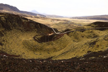 Foto de El cráter Grabrok, Grabrokargigar, es un área natural protegida desde 1962 en la región de Borgarfjor, al oeste de Islandia.. - Imagen libre de derechos
