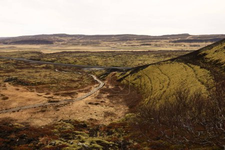 Foto de El cráter Grabrok, Grabrokargigar, es un área natural protegida desde 1962 en la región de Borgarfjor, al oeste de Islandia.. - Imagen libre de derechos