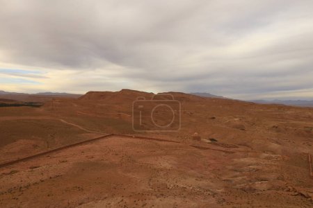 Blick vom Ait Benhaddou entlang der ehemaligen Karawanenroute zwischen der Sahara und Marrakesch in Marokko