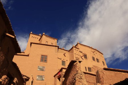 Ait Benhaddou es un ksar histórico a lo largo de la antigua ruta de caravanas entre el Sahara y Marrakech en Marruecos