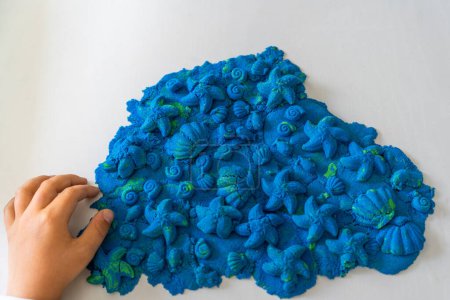 Créer une vie marine avec du sable cinétique bleu vibrant