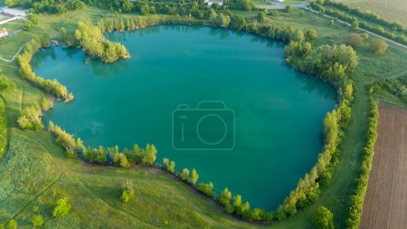 Luftaufnahme eines ruhigen grünen Sees