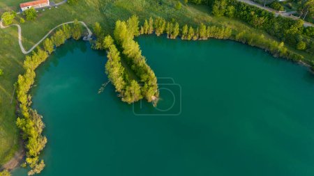 Luftaufnahme eines abgeschiedenen türkisfarbenen Sees