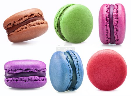Téléchargez les photos : Biscuits macarons français colorés isolés sur fond blanc. - en image libre de droit