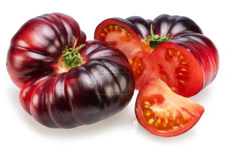 Tomates noires ou violettes mûres et tranches de tomates isolées sur fond blanc. 