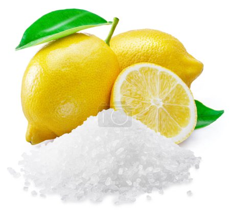 Zitronensäurepulver mit reifen Zitronenfrüchten isoliert auf weißem Hintergrund.