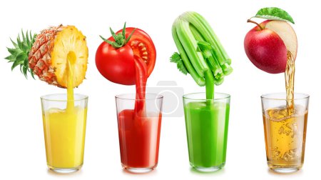 Foto de Conjunto de cuatro vasos de zumo de frutas y zumo fresco vertiendo de frutas en los vasos aislados sobre fondo blanco. - Imagen libre de derechos