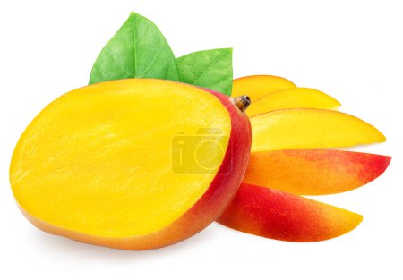 Téléchargez les photos : Coupe transversale des fruits de mangue, tranches de mangue et feuilles isolées sur fond blanc. - en image libre de droit