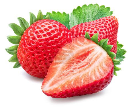 Téléchargez les photos : Fraises et moitié de fraises isolées sur fond blanc. - en image libre de droit