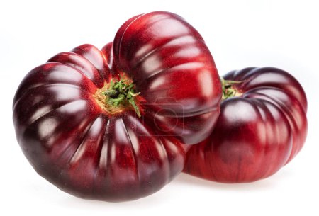 Téléchargez les photos : Tomates mûres noires ou violettes isolées sur fond blanc. - en image libre de droit