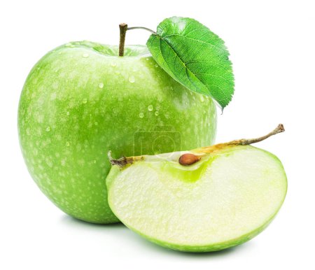 Téléchargez les photos : Pomme verte recouverte de petites gouttes d'eau et tranche de pomme isolée sur fond blanc. - en image libre de droit