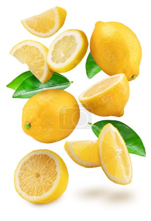 Foto de Frutas maduras de limón, hojas de limón y rodajas que caen sobre fondo blanco. Ruta de recorte. - Imagen libre de derechos