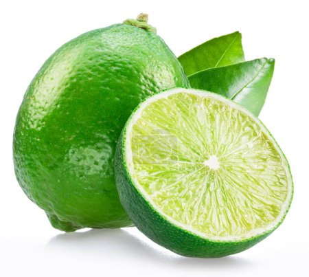 Téléchargez les photos : Tranches de citron vert et de fruits à chaux avec des feuilles isolées sur fond blanc. - en image libre de droit