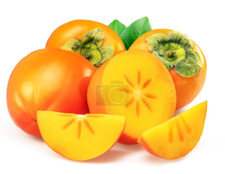 Frutos de caqui maduros o frutos kaki con hojas aisladas sobre fondo blanco.