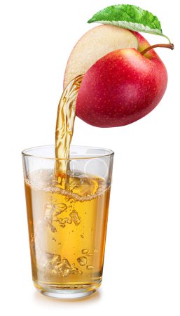 Téléchargez les photos : Verre de jus de pomme et verser le jus de pomme rouge mûre isolé sur fond blanc. Vue d'ensemble. - en image libre de droit