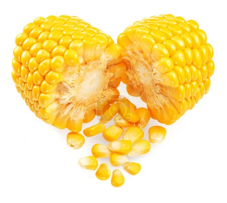 Piezas de mazorca de maíz en forma de corazón aisladas sobre fondo blanco.