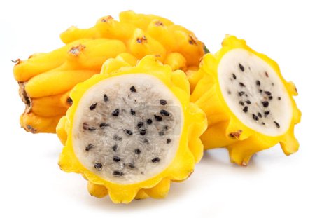Pitahaya jaune ou fruit du dragon jaune et coupes transversales de fruits à chair blanche et graines noires sur fond blanc.