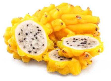 Pitahaya jaune ou fruit du dragon jaune et coupes transversales de fruits à chair blanche et graines noires sur fond blanc.