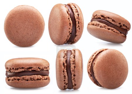 Téléchargez les photos : Biscuits macarons français au chocolat isolés sur fond blanc. - en image libre de droit