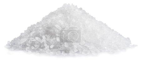 Pile de cristaux de sel en gros plan, isolé sur fond blanc.