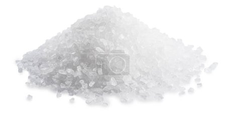 Haufen von Salzkristallen in Nahaufnahme, isoliert auf weißem Hintergrund.
