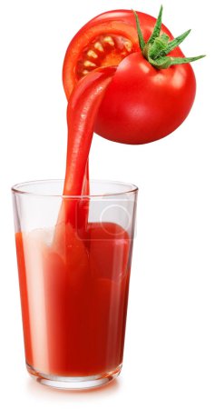 Vaso de jugo de tomate y zumo de tomate rojo maduro aislado sobre fondo blanco. Cuadro conceptual.