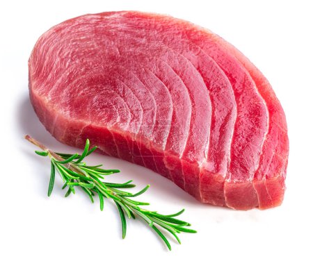 Téléchargez les photos : Steak de thon cru isolé sur fond blanc. - en image libre de droit