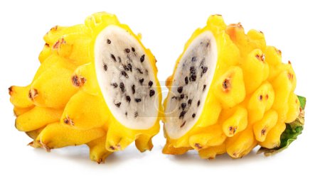Foto de Pitahaya amarilla o cortes cruzados de fruta de dragón amarillo con carne blanca y semillas negras sobre fondo blanco. - Imagen libre de derechos