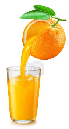 Téléchargez les photos : Verre de jus d'orange et jus coulant de l'orange mûre isolé sur fond blanc. Vue d'ensemble. - en image libre de droit