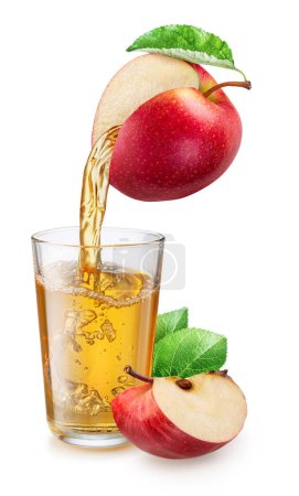 Téléchargez les photos : Verre de jus de pomme et verser le jus de pomme rouge mûre isolé sur fond blanc. Vue d'ensemble. - en image libre de droit