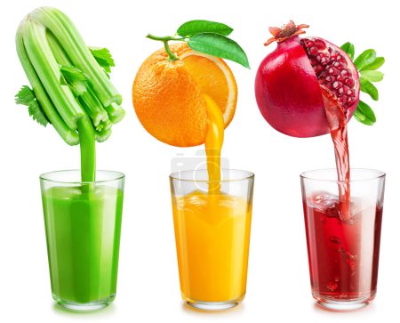 Foto de Conjunto de vasos de zumo de frutas y zumo fresco vertiendo de frutas en los vasos aislados sobre fondo blanco. - Imagen libre de derechos